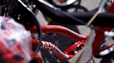 La UNLP entregó bicicletas a sus estudiantes para que las usen hasta que se reciban