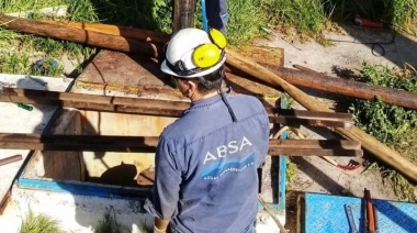 ABSA se encuentra reparando una cañería en avenida del Petróleo y 137 de Berisso