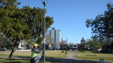 Colocaron nuevas luminarias LED en las plazas Almirante Brown, Rivadavia y Guemes de La Plata