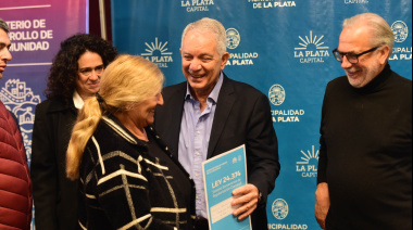 Alak y Larroque entregaron 301 escrituras sociales a familias de La Plata