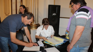 Empleados estatales y vecinos de Carlos Casares lograron escriturar sus casas