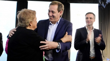 Garro entregó 222 escrituras a vecinos de La Plata y destacó que "trabajando en equipo se puede cambiarle la vida a la gente"