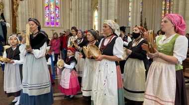 La comunidad asturiana festejó el Día de la Virgen de Covadonga con bailes tradicionales