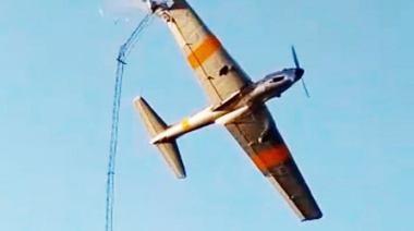 Video: una avioneta chocó con una antena de comunicaciones mientras realizaba una presentación acrobática