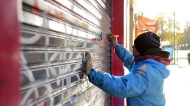 Trabajadores municipales de La Plata renovaron más fachadas de comercios, frentes de viviendas y mobiliario urbano