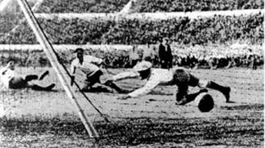 Un árbitro en saco y corbata y una final con dos pelotas: algunos datos curiosos del primer Mundial de Fútbol