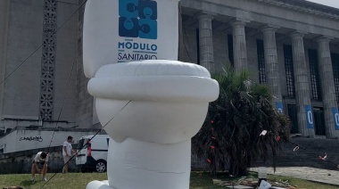 Colocaron un inodoro gigante para visibilizar que más de 6 millones de personas en e Argentina no tienen un baño en su casa