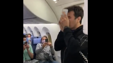 Ciro desató la pasión argentina entonando el himno nacional durante un vuelo hacia Qatar