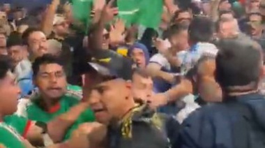 Video: hinchas argentinos y mexicanos se agarraron a piñas en las calles de Qatar