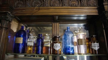 La primera farmacia de La Plata funcionó en "calle Real" atendida por una "especialista en resolver empachos", y en la región una fundada por Francisco Cestino