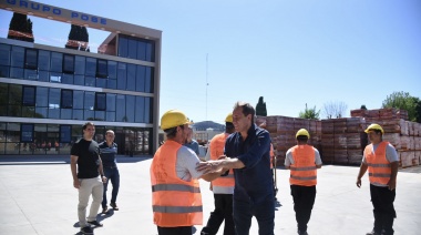 Garro recorrió las instalaciones de una de las empresas constructoras más importantes de La Plata