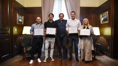 Garro entregó la distinción de "Ciudadanos Ilustres" a los integrantes platenses de la Selección Argentina