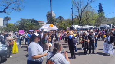 Prestadores y transportistas que brindan servicios a IOMA se manifestaron en La Plata para denunciar la "falta de pago"