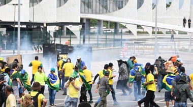 Militantes bolsonaristas coparon sedes gubernamentales de Brasil en reclamo de un golpe militar contra Lula: imágenes impactantes