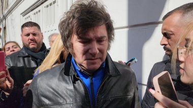 Milei votó rodeado de militantes de su espacio entre empujones y gritos