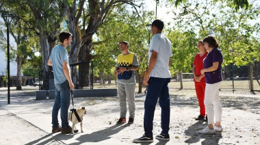 Veterinarios municipales asesoran sobre el cuidado de las mascotas en plazas y parques de La Plata