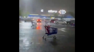 La carrera de los carritos de un Carrefour de La Plata se convirtió en el video de la tormenta del fin de semana