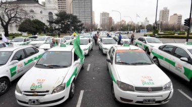 Taxistas de La Plata piden elevar la bajada de bandera diurna a los 260 pesos