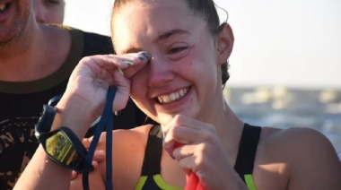 Una joven de 19 años cruzó nadando el Río de la Plata desde Punta Lara hasta Colonia y batió un récord
