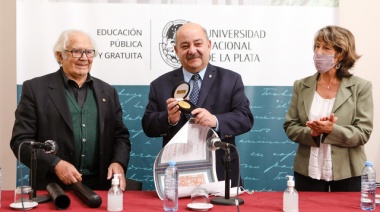 Tauber recibió al Premio Nobel de la Paz Adolfo Pérez Esquivel, que donó a la UNLP una réplica de la medalla recibida en 1980