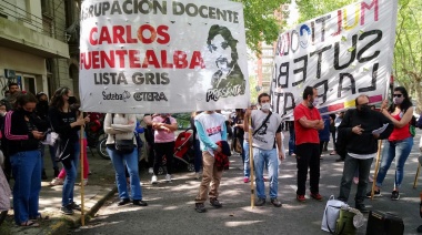 Suteba Ensenada y la Lista Multicolor de Suteba La Plata hicieron un “guardapolvazo” con corte de calle y radio abierta