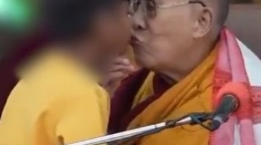 Dalai Lama pidió disculpas por besar a un niño en la boca: "su Santidad a veces bromea en una forma inocente y juguetona"
