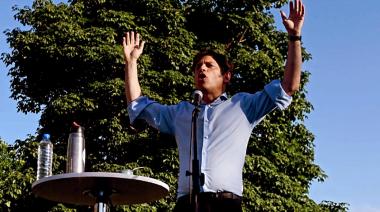 Kicillof encabezó en la Plaza Malvinas de La Plata una "mateada" con militantes y dirigentes del peronismo