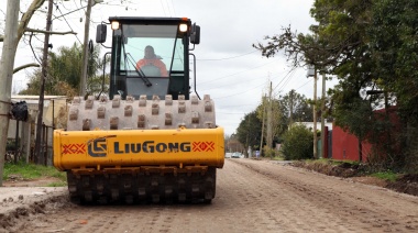 Trabajan sobre la calle 24 entre 449 y 453 de City Bell