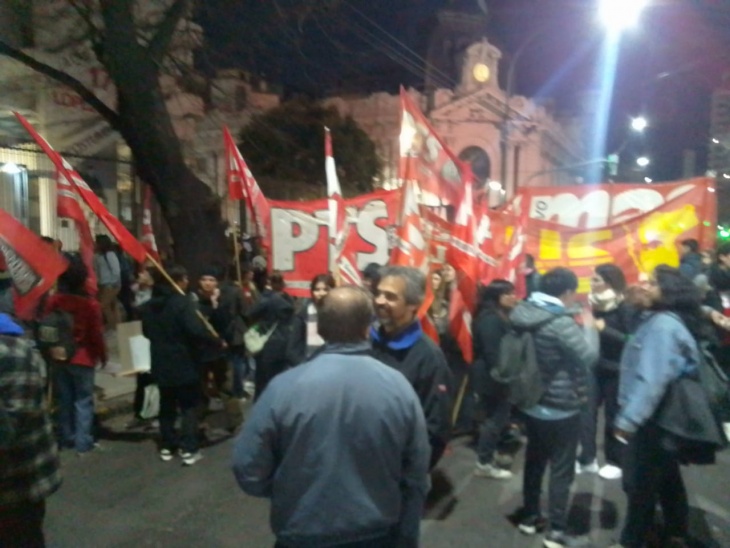 Docentes y no docentes universitarios marchan en La Plata por un ...