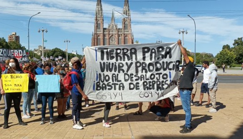 Las familias de la toma de barrio Aeropuerto marcharon por el centro de ...