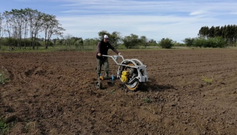 Ya está rodando el microtractor "Chango", un diseño argentino para las familias agropecuarias