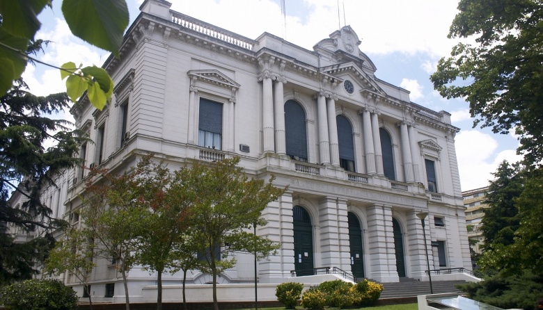 La Suprema Corte suspendió la ley que había elevado la edad y reducido los haberes jubilatorios en el Banco Provincia