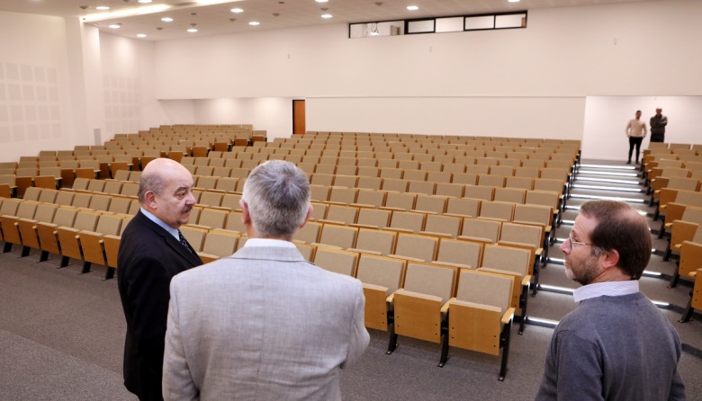 En la Facultad de Informática inauguraron un Aula Magna para más de 400 personas