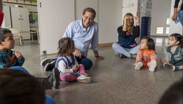 Garro compartió una jornada con alumnos de un Jardín Maternal y destacó que "la educación es la base de todo”