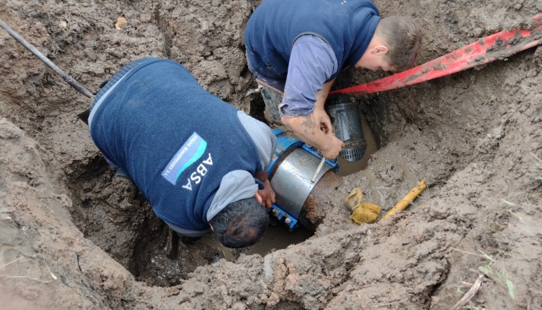 Operarios de ABSA trabajan en la reparación de una cañería en Gonnet