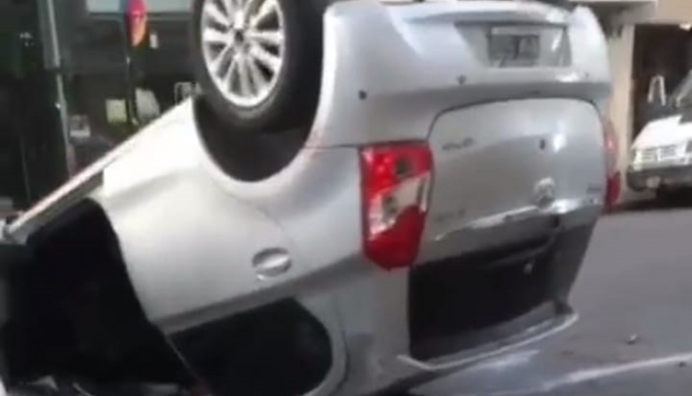 Increíble choque y vuelco entre dos autos en La Plata - Info Blanco ...