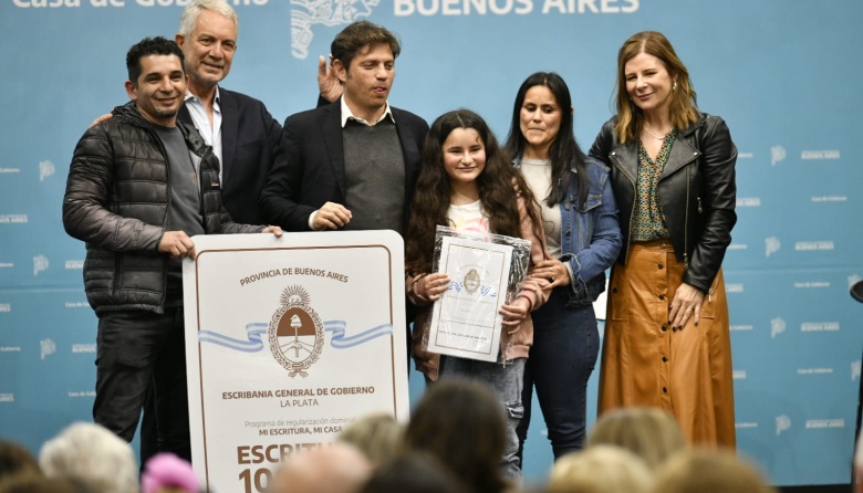 Kicillof y Alak encabezaron este jueves un acto de entrega de 407 escrituras sociales