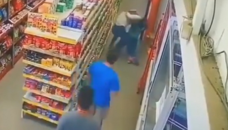 En Villa Elisa una joven reaccionó violentamente con la cajera de un supermercado y todo terminó a las trompadas