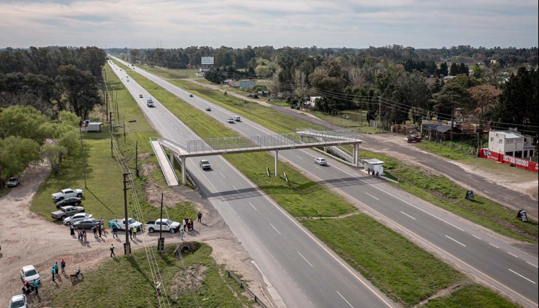 Inauguraron un puente peatonal que construyó AUBASA en la Ruta 2 a la ...