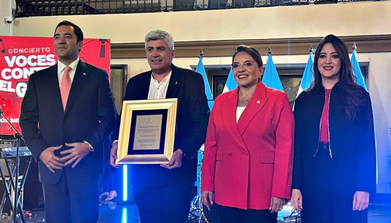 Xiomara Castro distinguió al Movimiento Evita con la entrega de un reconocimiento a un militante de La Plata