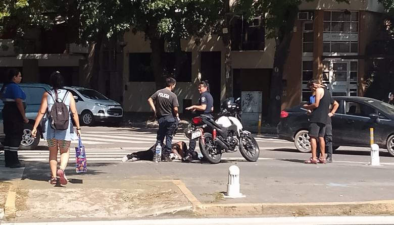 Una persona resultó herida tras un choque entre un auto y una moto en ...