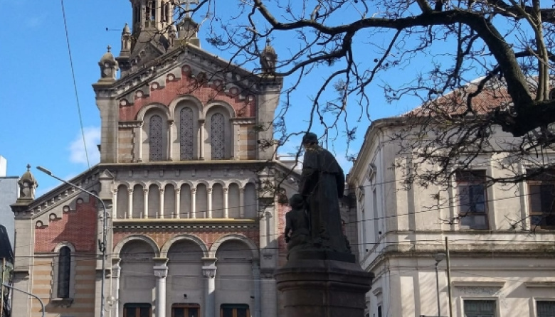 Un alumno de un colegio de La Plata ingresó al aula con un arma punzante en la mano