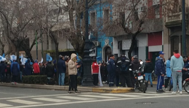 Los seguidores del Pata Medina ingresaron a la fuerza al local histórico de la UOCRA y cortaron la calle 44 en ambas manos