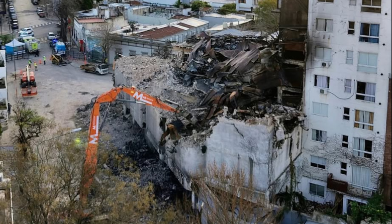 Fueron retiradas las vallas que cortaban el tránsito donde se incendió Aloise en La Plata