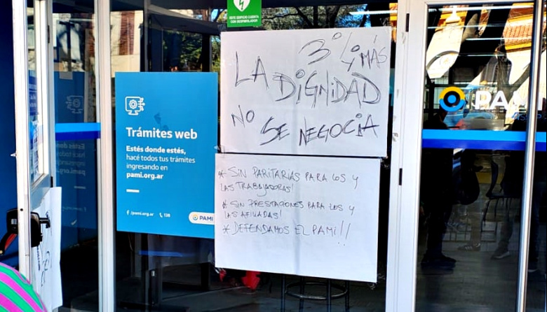 En el PAMI La Plata reclamaron por salarios congelados y chicanearon al Gobierno: "Queremos el 3 % de Karina Milei"