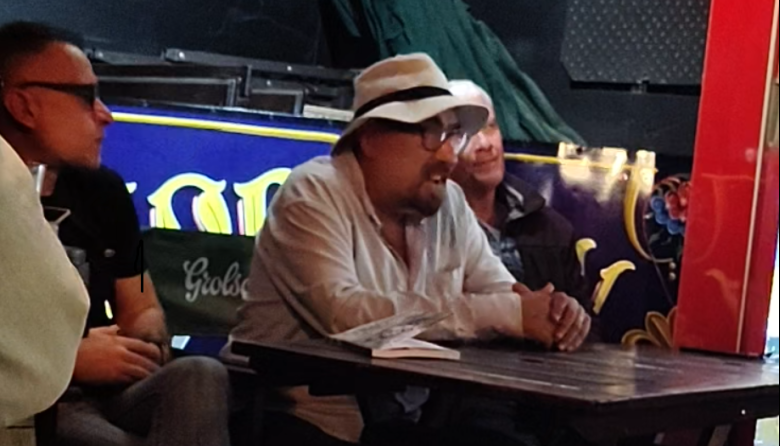 El periodista Hipólito "Pico" Sanzone presentó su libro “Besarle el culo al perro y otros asuntos raros"