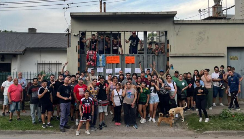 Trabajadores de Acerías Berisso denuncian irregularidades en el cobro de sus salarios y la amenaza de despidos