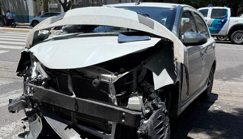 Un choque entre un auto y una moto en La Plata dejó un herido - Info ...