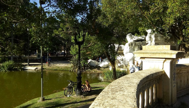 Un joven fue víctima de un violento asalto en el Paseo del Bosque