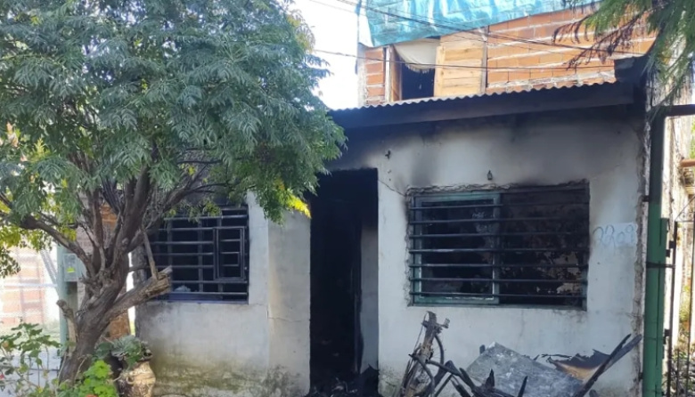 Una vivienda se incendió en La Plata y un hombre debió ser trasladado al hospital San Juan de Dios por las lesiones sufridas